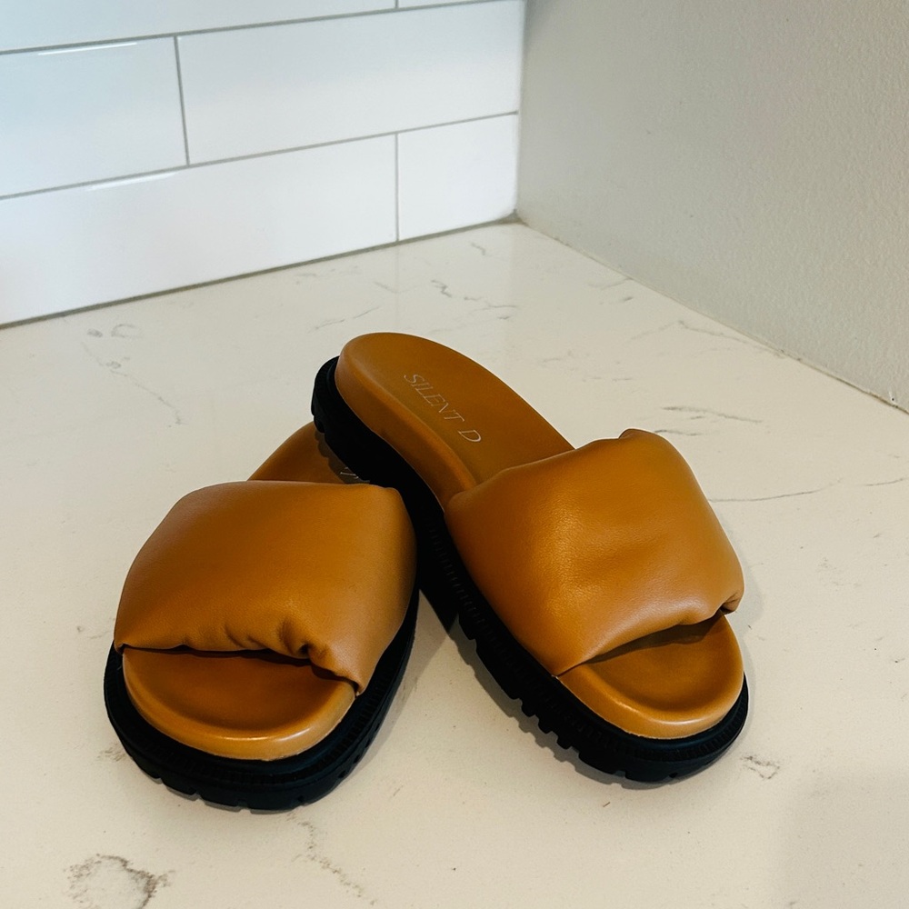 **NWT** Silent D Harper Sandals, size 6